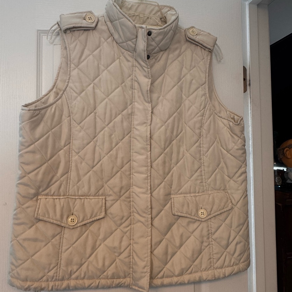Izod Quilted Sleeveless Vest in Light Cream